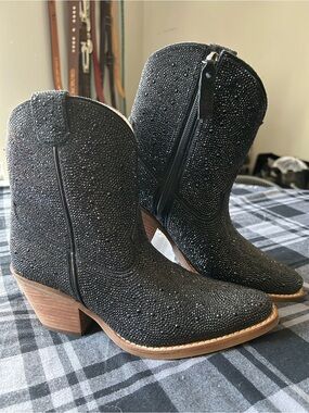 NWOB Dingo Black Rhinestone Western Ankle Boots 6